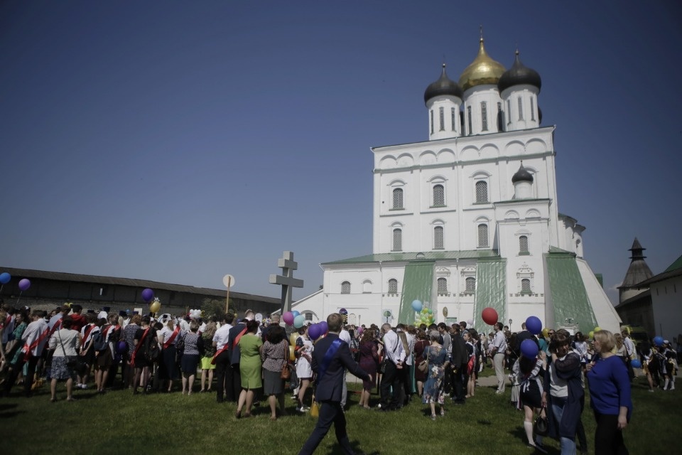 Для псковских выпускников прозвенел Последний звонок