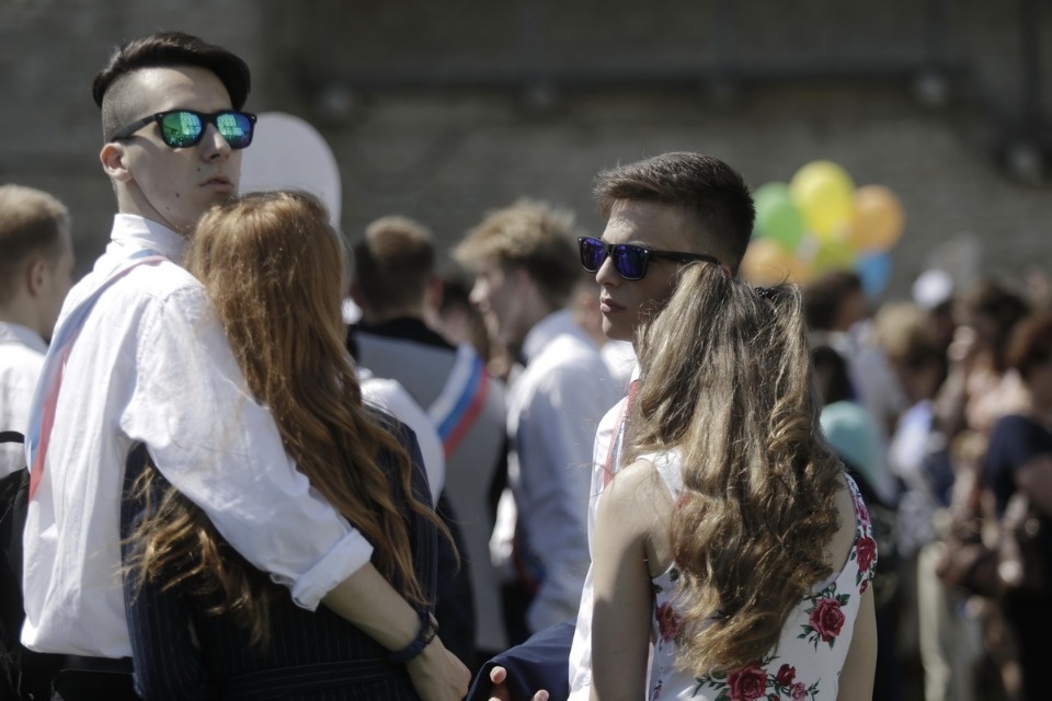 Для псковских выпускников прозвенел Последний звонок