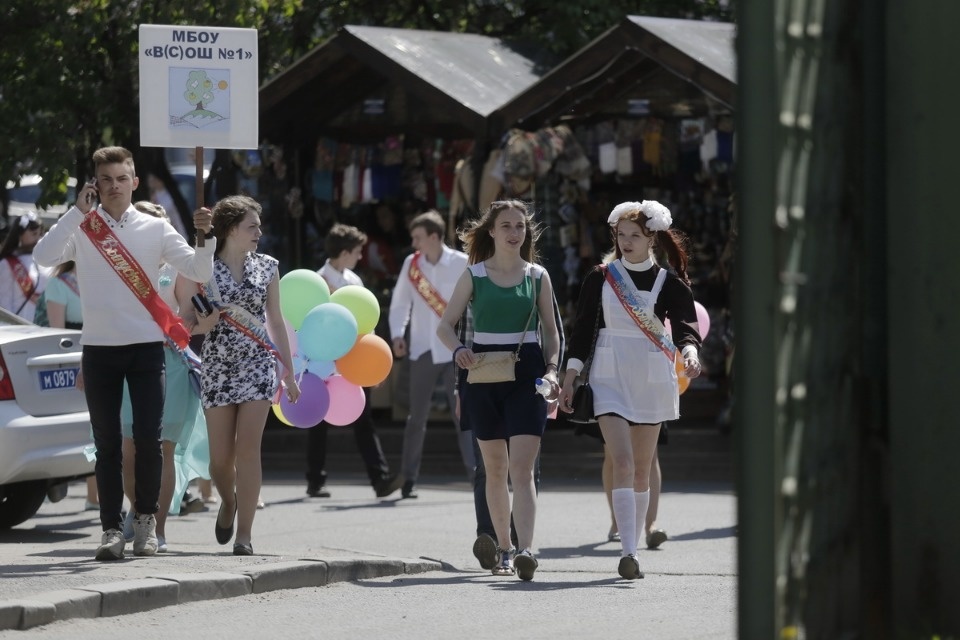 Для псковских выпускников прозвенел Последний звонок