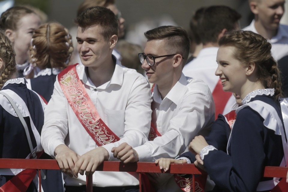 Для псковских выпускников прозвенел Последний звонок