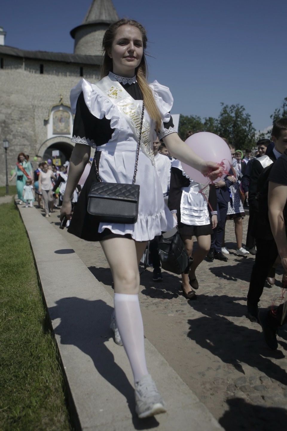 Для псковских выпускников прозвенел Последний звонок