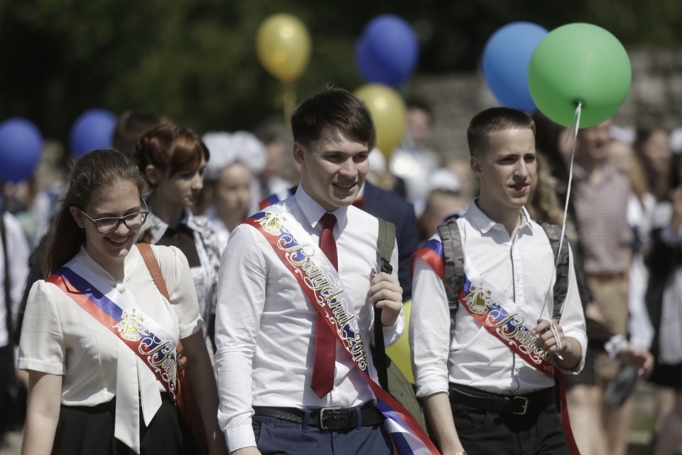 Для псковских выпускников прозвенел Последний звонок