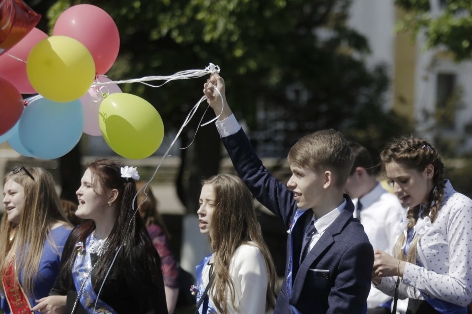 Для псковских выпускников прозвенел Последний звонок