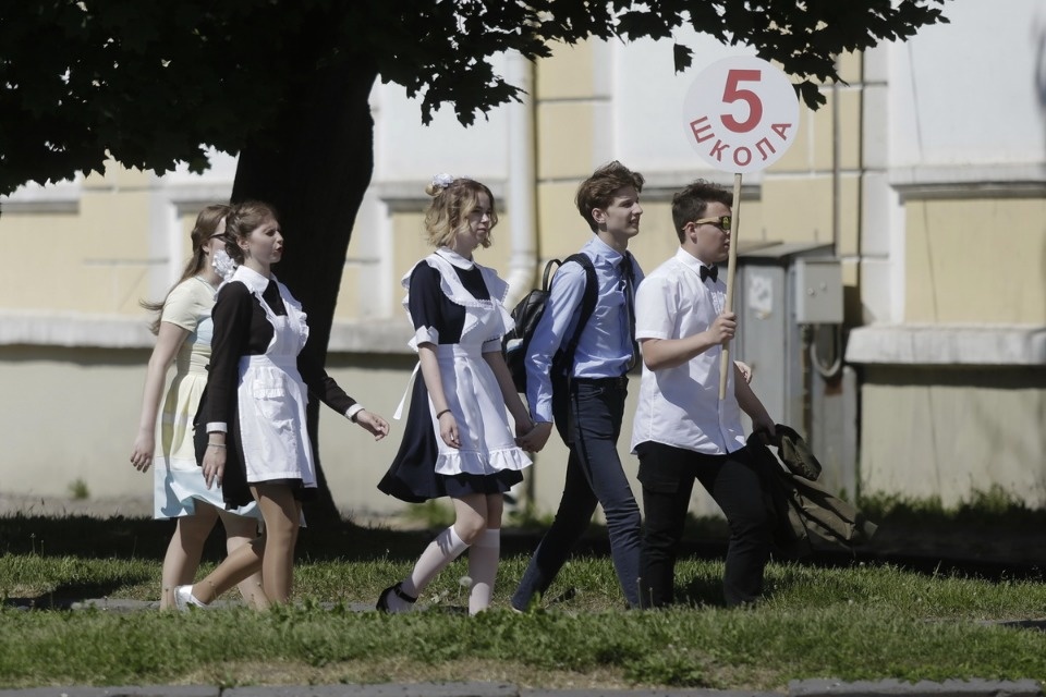 Для псковских выпускников прозвенел Последний звонок