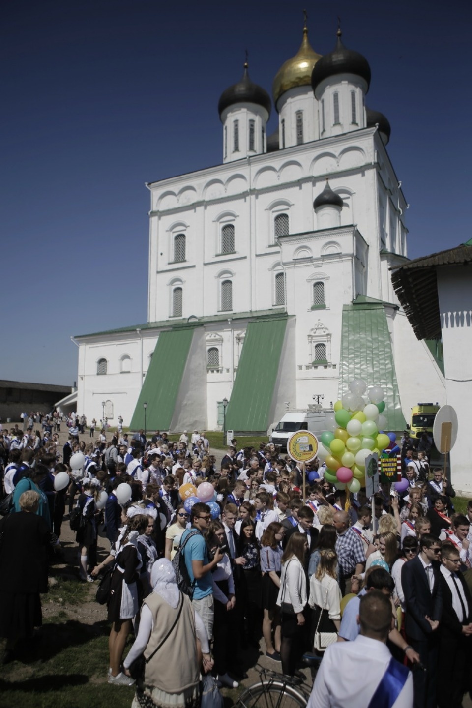 Для псковских выпускников прозвенел Последний звонок
