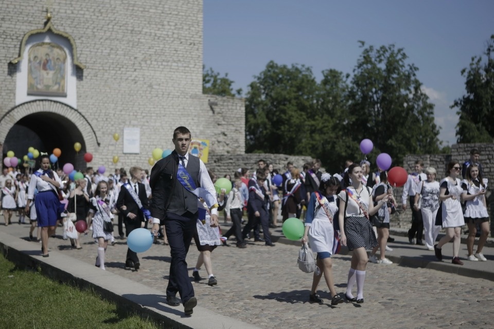 Для псковских выпускников прозвенел Последний звонок