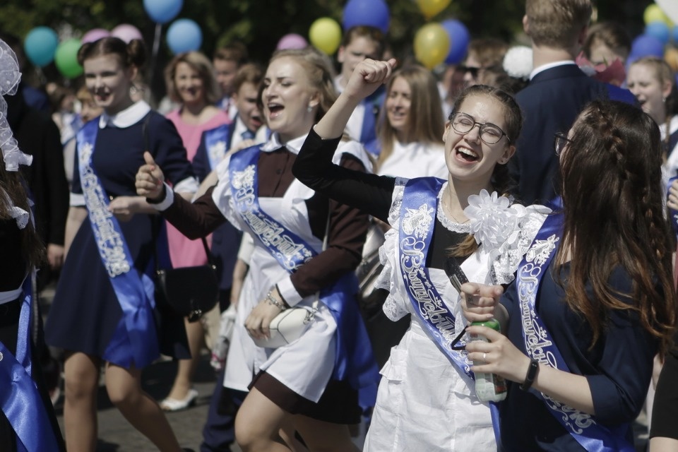 Для псковских выпускников прозвенел Последний звонок