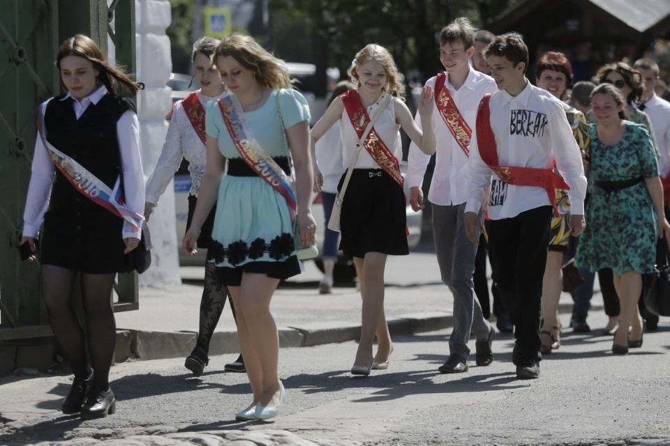 Для псковских выпускников прозвенел Последний звонок