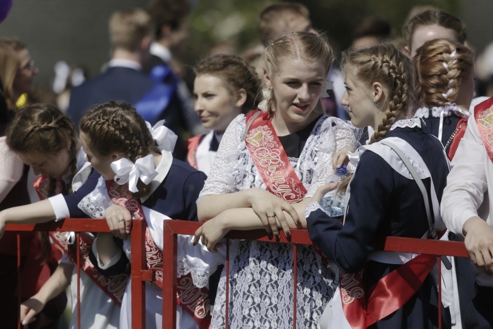 Для псковских выпускников прозвенел Последний звонок