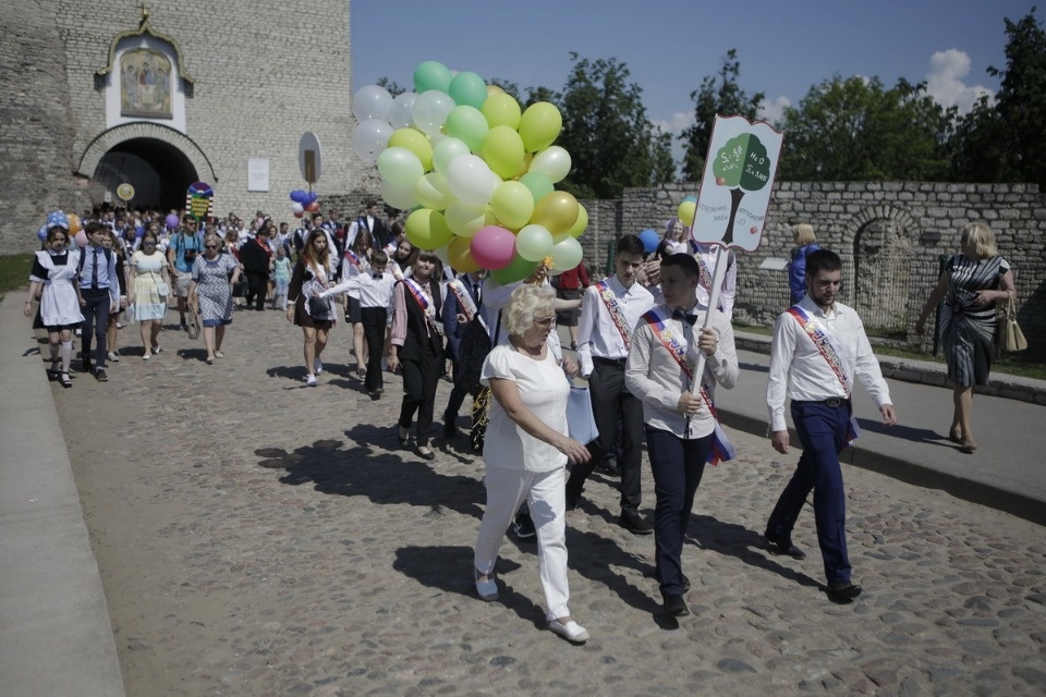 Для псковских выпускников прозвенел Последний звонок
