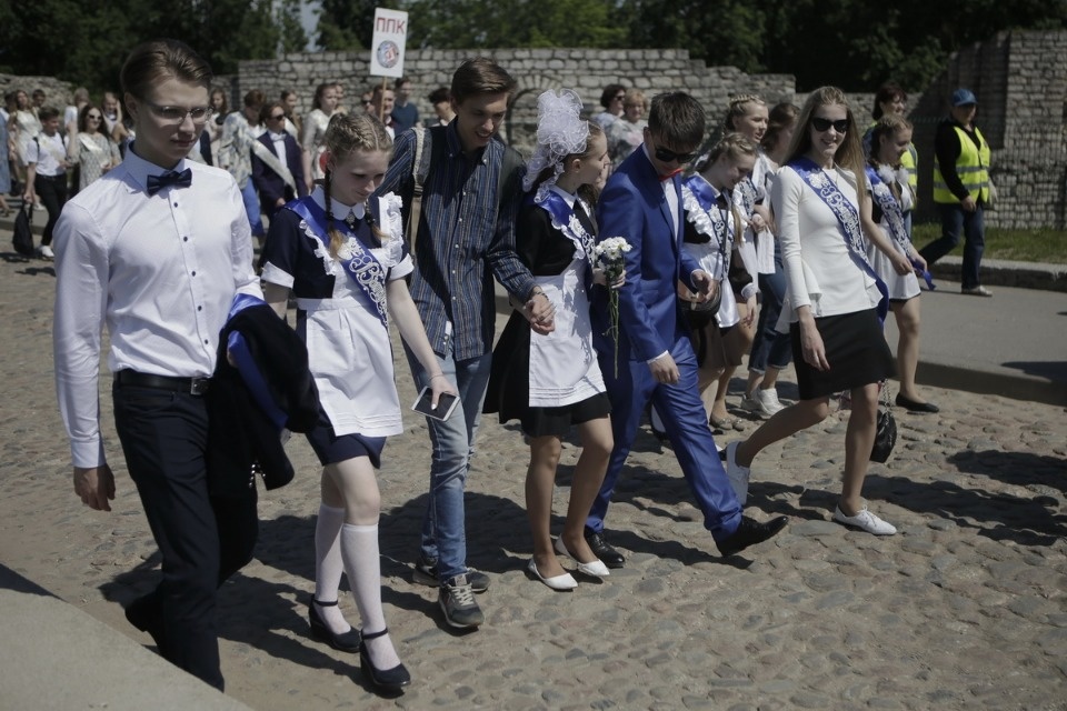 Для псковских выпускников прозвенел Последний звонок