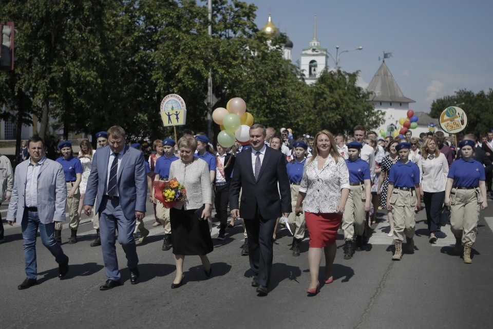 Для псковских выпускников прозвенел Последний звонок