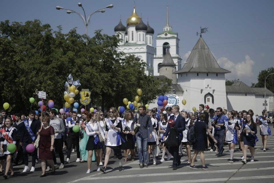 Для псковских выпускников прозвенел Последний звонок