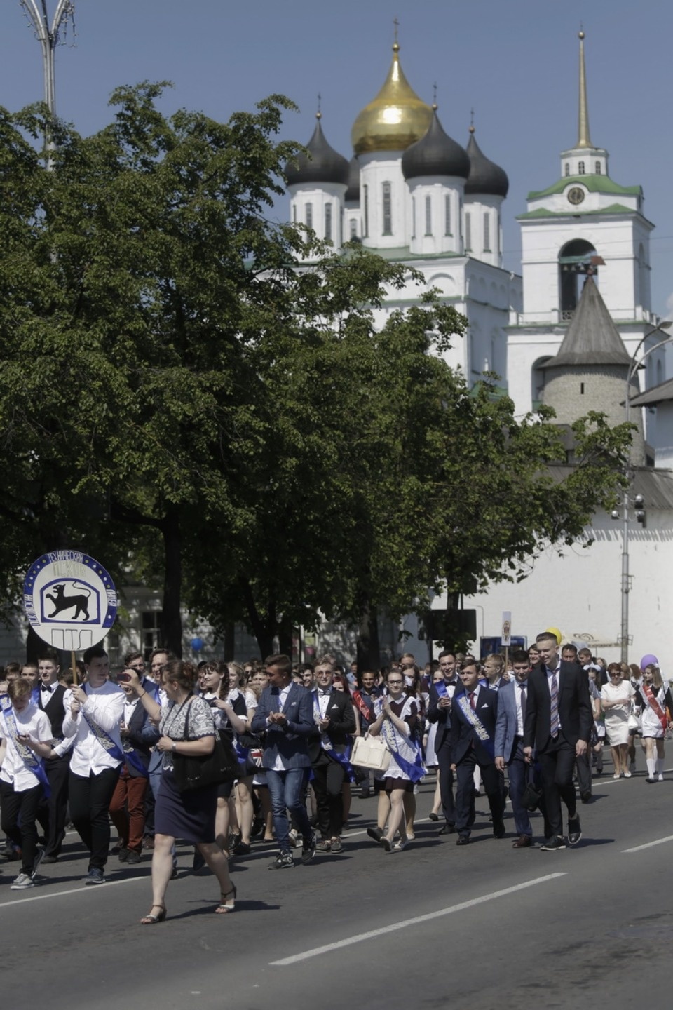 Для псковских выпускников прозвенел Последний звонок