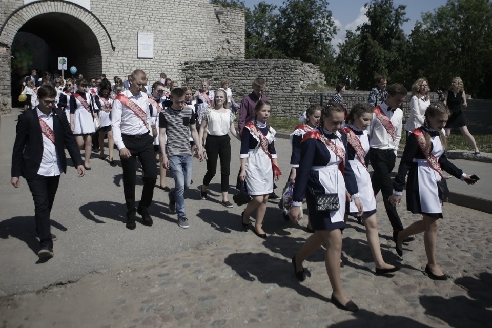 Для псковских выпускников прозвенел Последний звонок