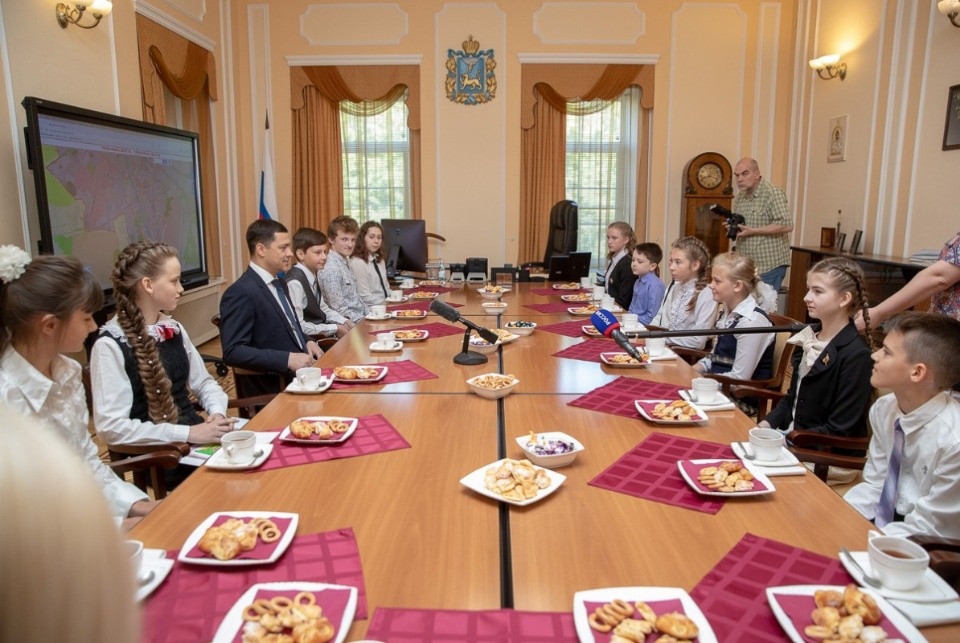 Михаил Ведерников выпил чая с отличниками из разных уголков Псковской области