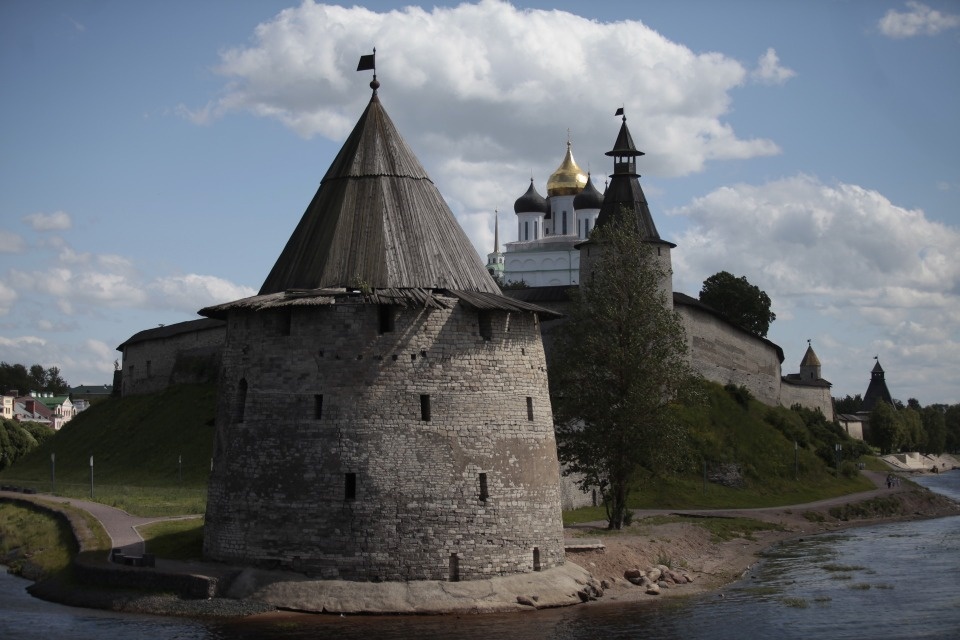 Началась реставрация деревянной кровли стен Варлаамского угла