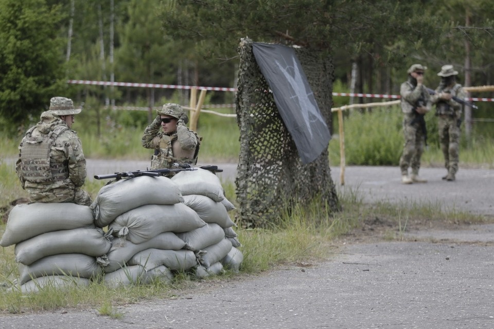 На учениях в Печорском районе десантники уничтожили условных боевиков На учениях в Печорском районе десантники уничтожили условных боевиков