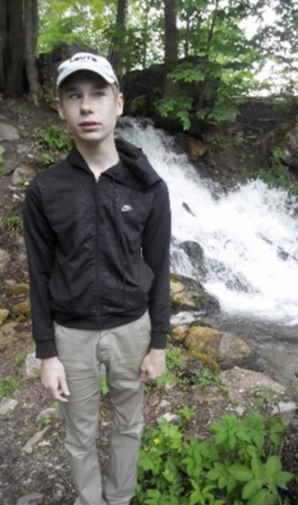 Пропавшего 14-летнего мальчика нашли в Пскове у торгового центра (ФОТО)