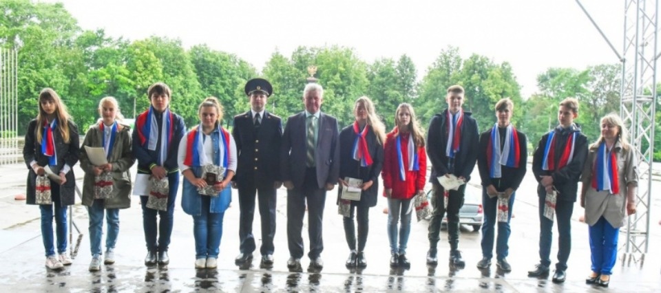 Накануне праздника девять юных великолучан получили свои первые паспорта (ФОТО)