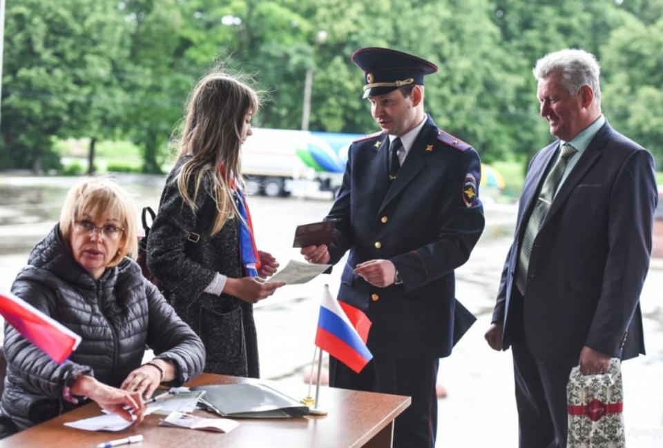 Накануне праздника девять юных великолучан получили свои первые паспорта (ФОТО)