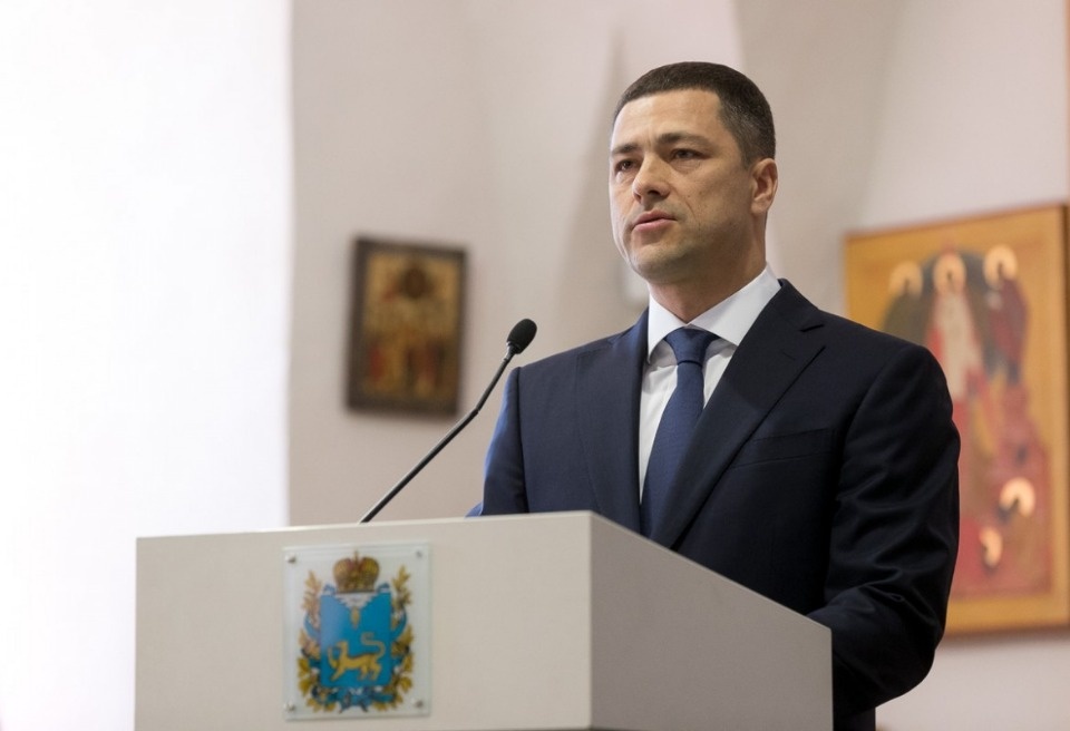 Накануне Дня России Михаил Ведерников вручил государственные награды Накануне Дня России Михаил Ведерников вручил государственные награды