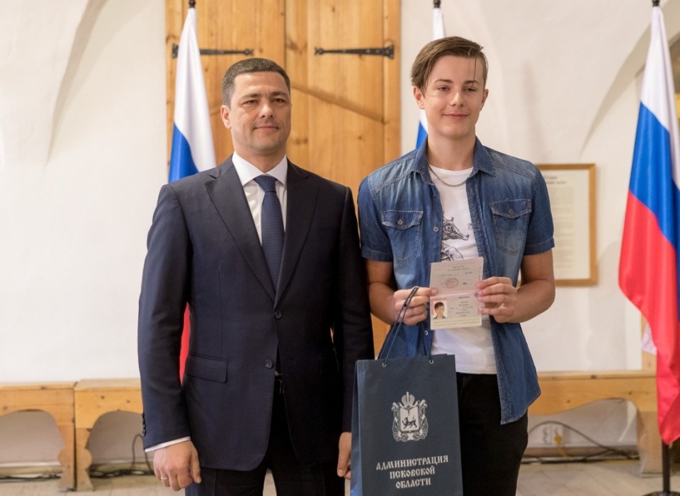 Накануне Дня России Михаил Ведерников вручил государственные награды Накануне Дня России Михаил Ведерников вручил государственные награды