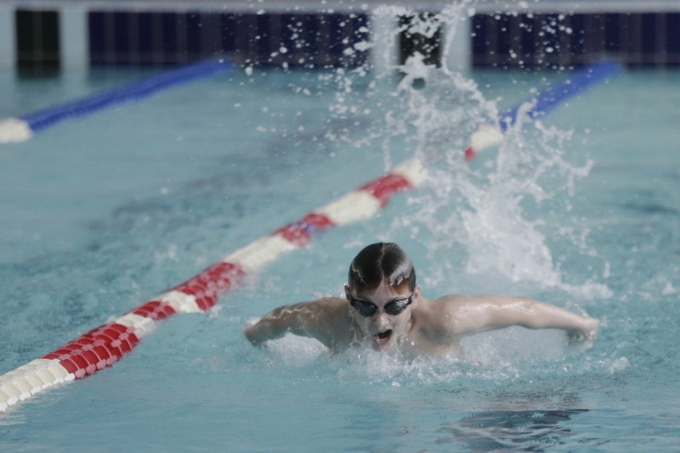 Соревнования по плаванию в бассейне «Барс» Соревнования по плаванию в бассейне «Барс»