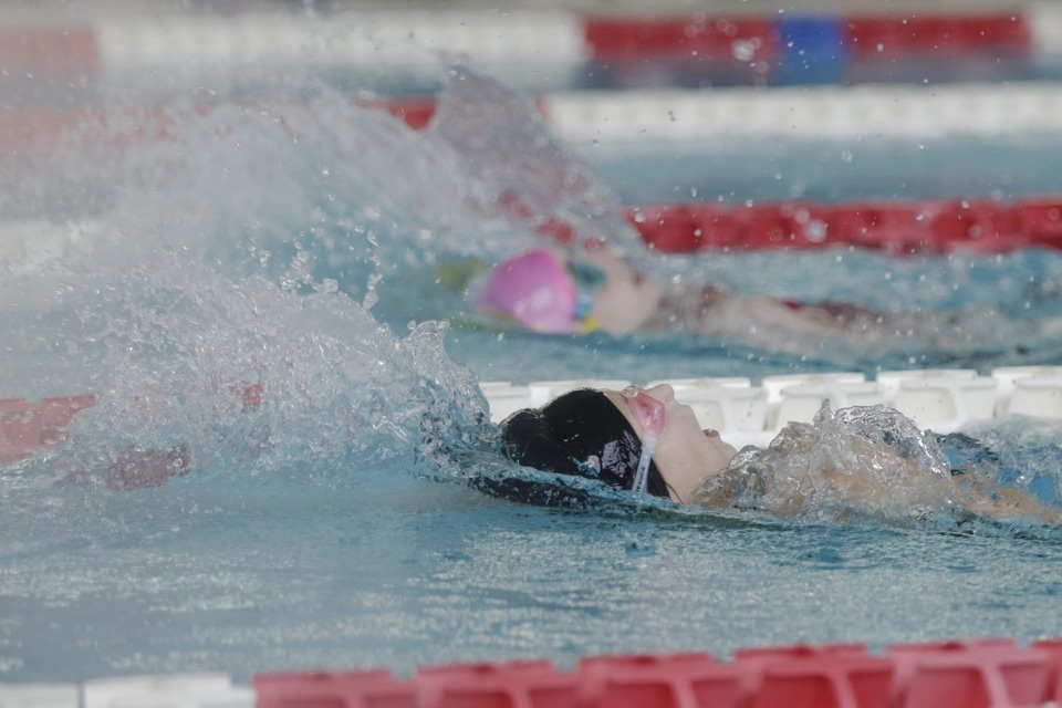 Соревнования по плаванию в бассейне «Барс» Соревнования по плаванию в бассейне «Барс»