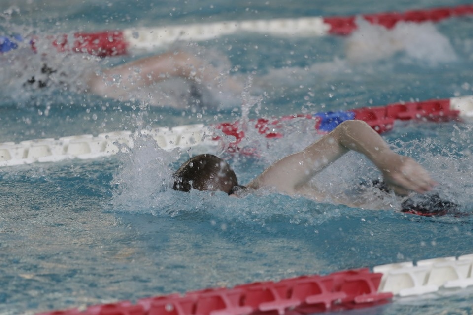 Соревнования по плаванию в бассейне «Барс» Соревнования по плаванию в бассейне «Барс»