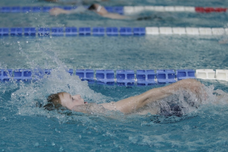 Соревнования по плаванию в бассейне «Барс» Соревнования по плаванию в бассейне «Барс»