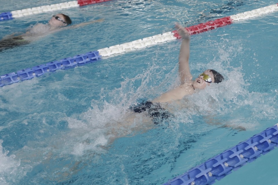 Соревнования по плаванию в бассейне «Барс» Соревнования по плаванию в бассейне «Барс»