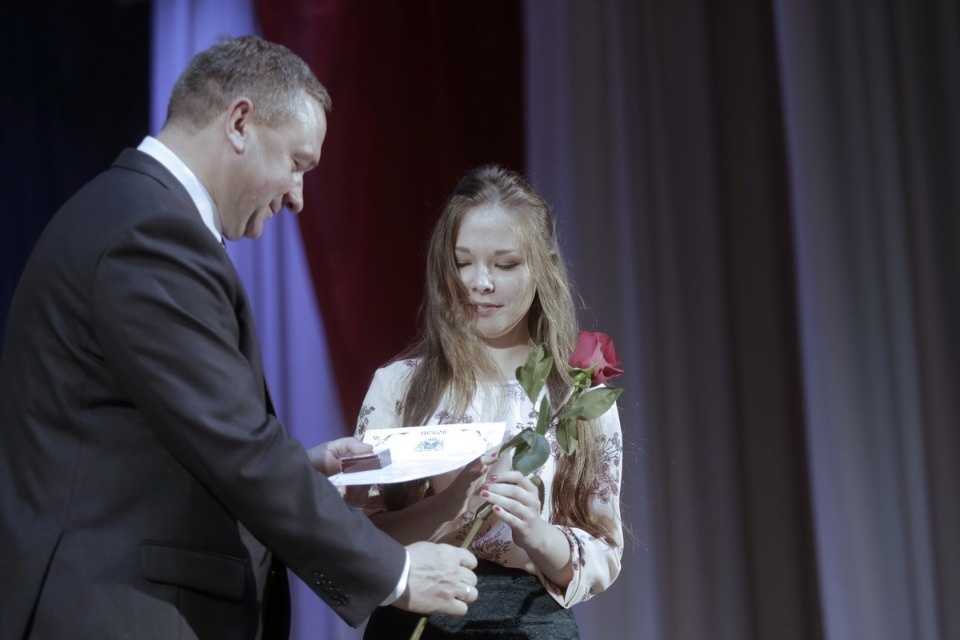 Церемония вручения медалей выпускникам псковских школ. Церемония вручения медалей выпускникам псковских школ.