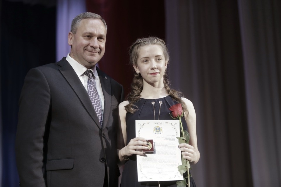 Церемония вручения медалей выпускникам псковских школ. Церемония вручения медалей выпускникам псковских школ.