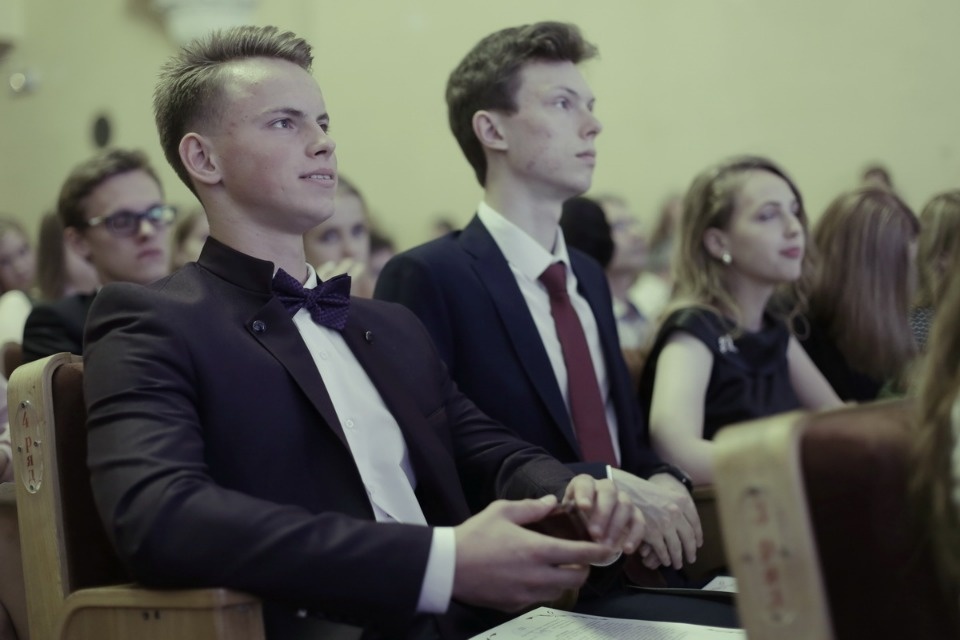 Церемония вручения медалей выпускникам псковских школ. Церемония вручения медалей выпускникам псковских школ.