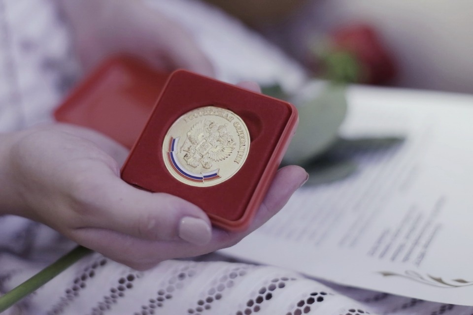 Церемония вручения медалей выпускникам псковских школ. Церемония вручения медалей выпускникам псковских школ.