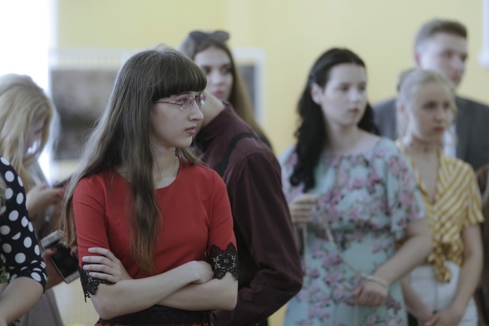 Церемония вручения медалей выпускникам псковских школ. Церемония вручения медалей выпускникам псковских школ.