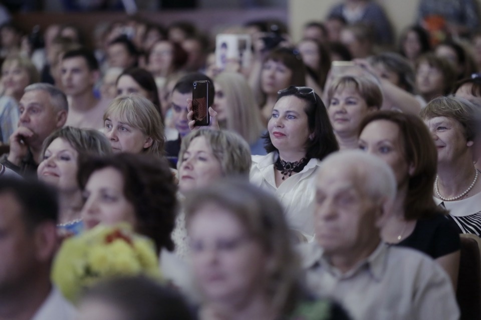 Церемония вручения медалей выпускникам псковских школ. Церемония вручения медалей выпускникам псковских школ.