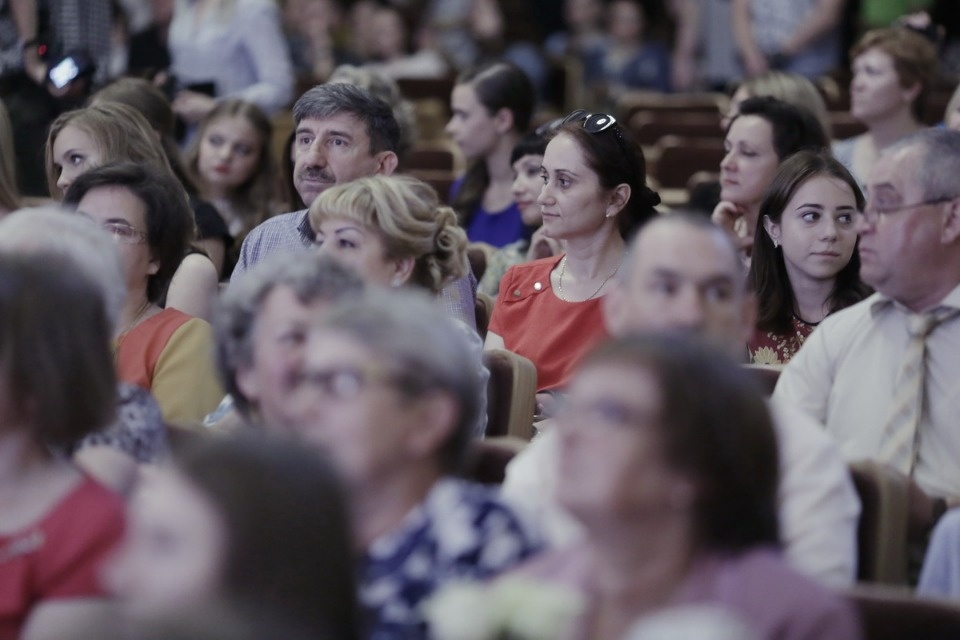 Церемония вручения медалей выпускникам псковских школ. Церемония вручения медалей выпускникам псковских школ.