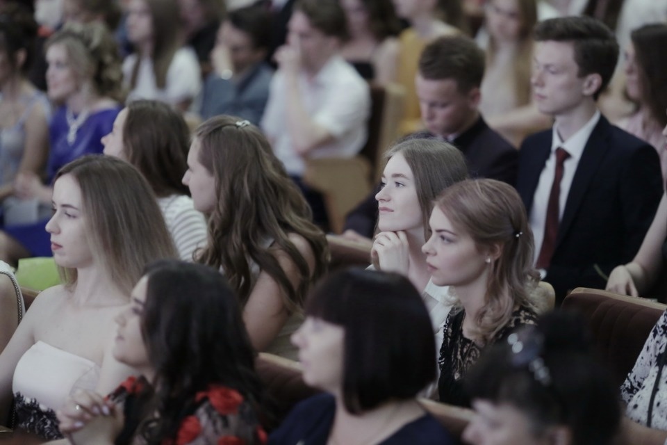 Церемония вручения медалей выпускникам псковских школ. Церемония вручения медалей выпускникам псковских школ.