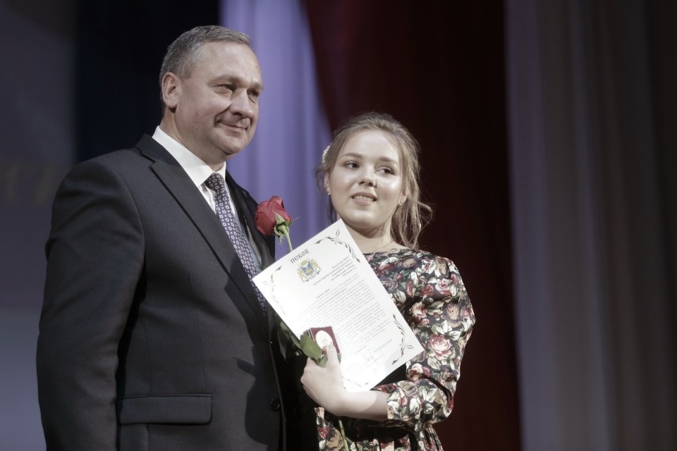 Церемония вручения медалей выпускникам псковских школ. Церемония вручения медалей выпускникам псковских школ.