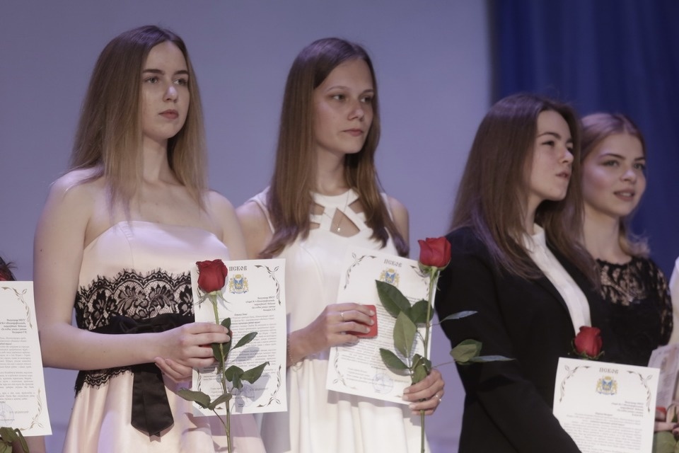 Церемония вручения медалей выпускникам псковских школ. Церемония вручения медалей выпускникам псковских школ.