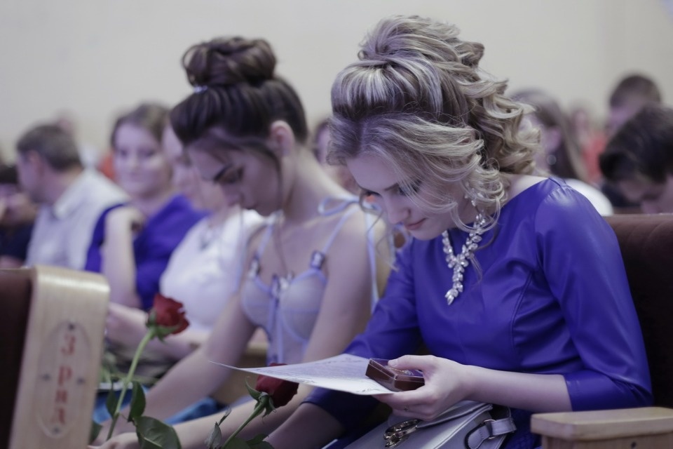 Церемония вручения медалей выпускникам псковских школ. Церемония вручения медалей выпускникам псковских школ.