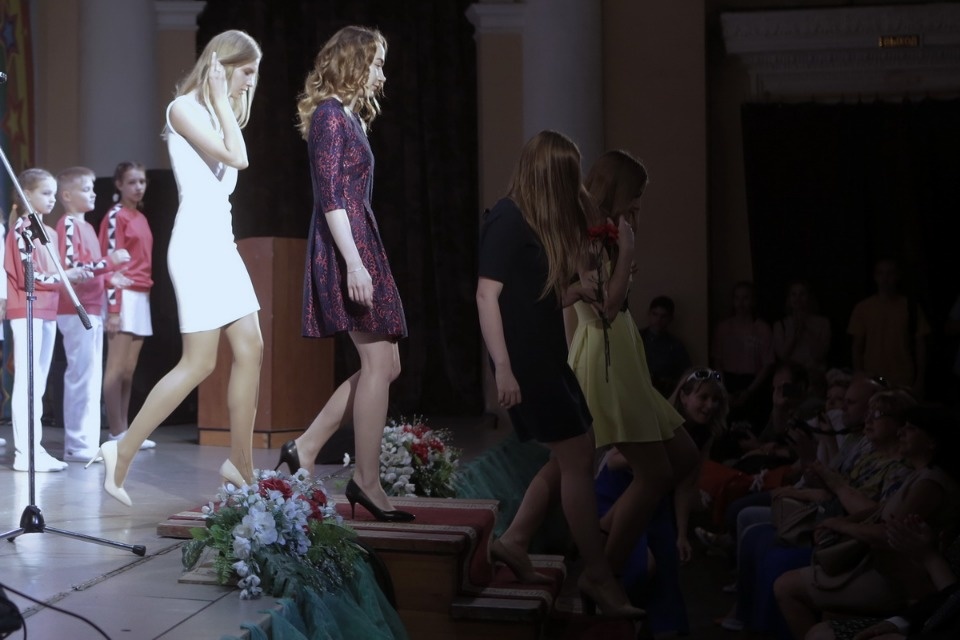 Церемония вручения медалей выпускникам псковских школ. Церемония вручения медалей выпускникам псковских школ.