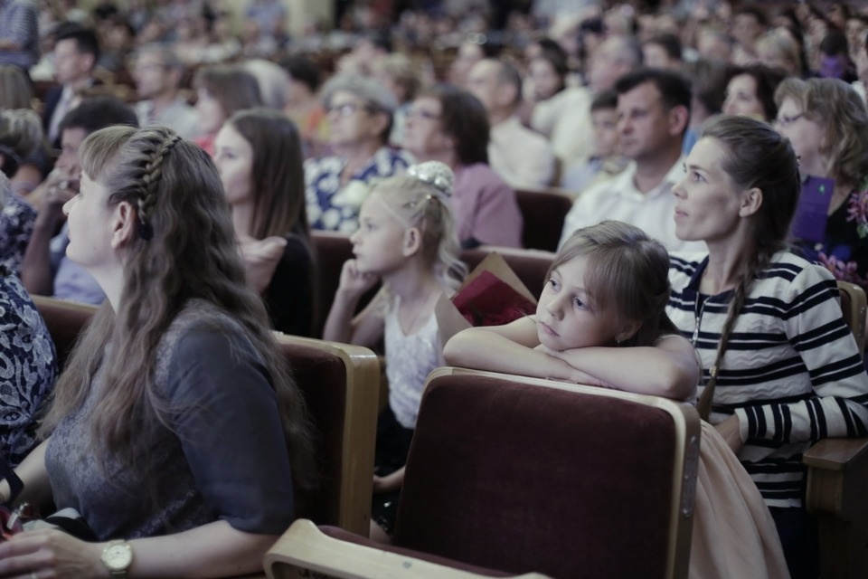 Церемония вручения медалей выпускникам псковских школ. Церемония вручения медалей выпускникам псковских школ.