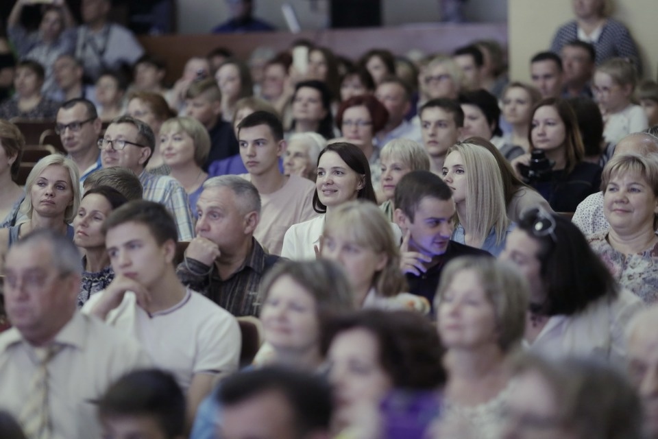 Церемония вручения медалей выпускникам псковских школ. Церемония вручения медалей выпускникам псковских школ.