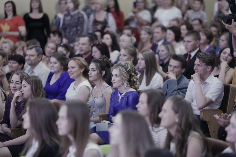 Церемония вручения медалей выпускникам псковских школ. Церемония вручения медалей выпускникам псковских школ.