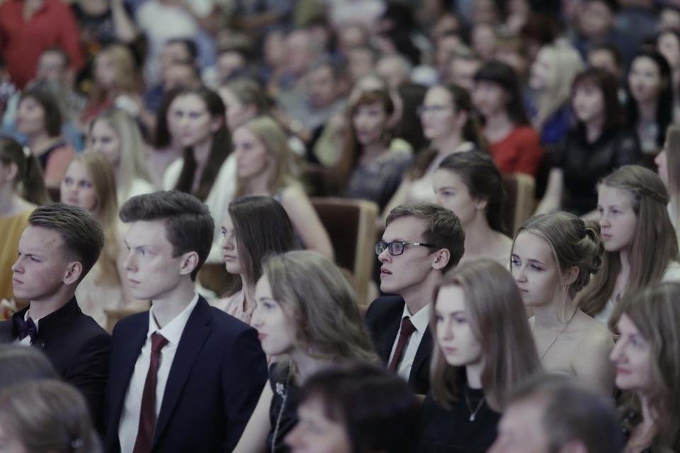 Церемония вручения медалей выпускникам псковских школ. Церемония вручения медалей выпускникам псковских школ.