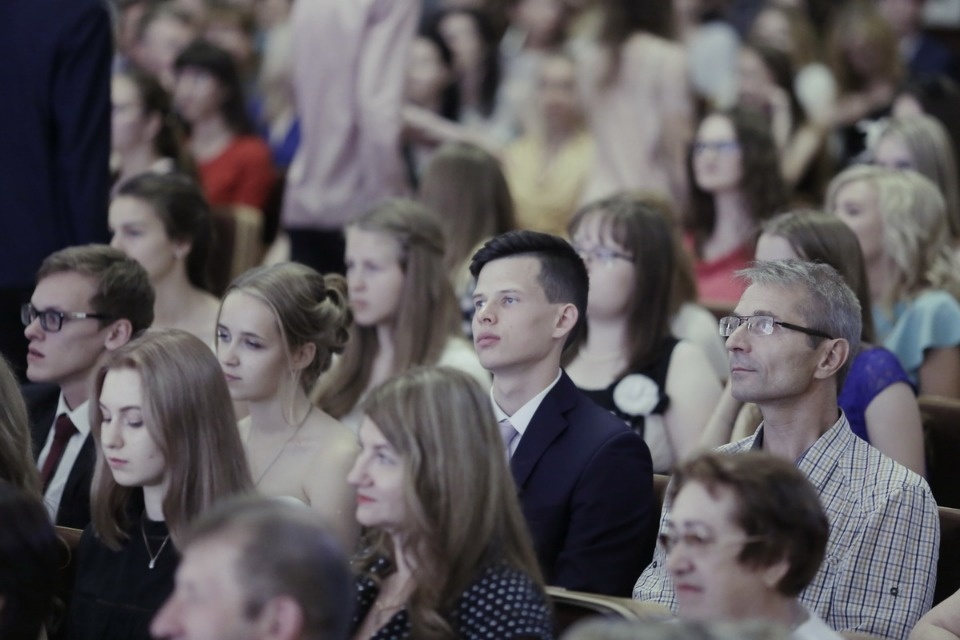 Церемония вручения медалей выпускникам псковских школ. Церемония вручения медалей выпускникам псковских школ.