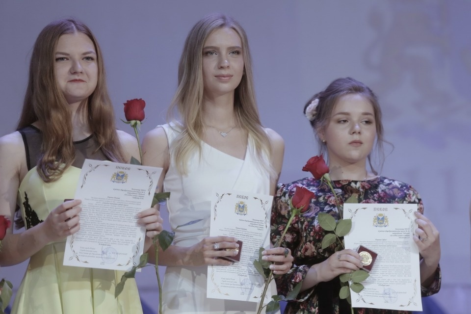 Церемония вручения медалей выпускникам псковских школ. Церемония вручения медалей выпускникам псковских школ.